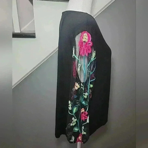 Kim & Cami Black Top w Net Sleeve Embroidery Floral Med Boho Romatic - Picture 3 of 6